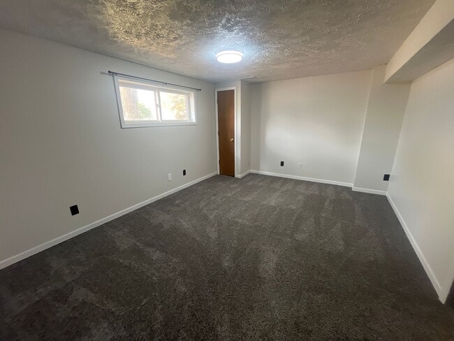 Building Photo - Great Split Entry in LaVista