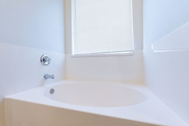 Building Photo - Move right in to your dream home!