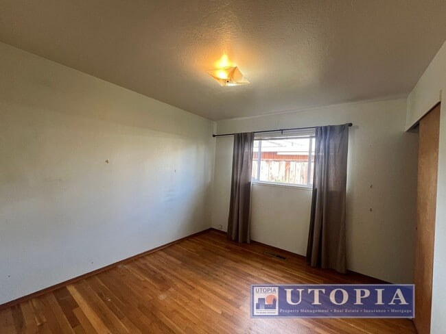 Building Photo - 2 Bed 1 Bath Single Family Home Right Next...