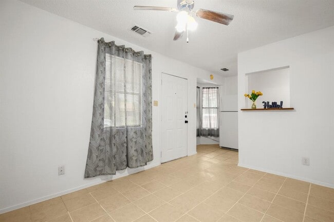 Building Photo - 300 Provines Dr