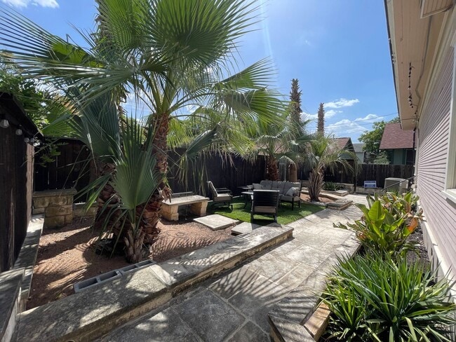 Building Photo - 305 W 38th St