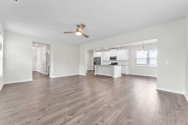 Building Photo - Elegant 3BR/2.5BA Home with Loft & 2-Car Garage in Persimmon Hill $2,075/mo rent