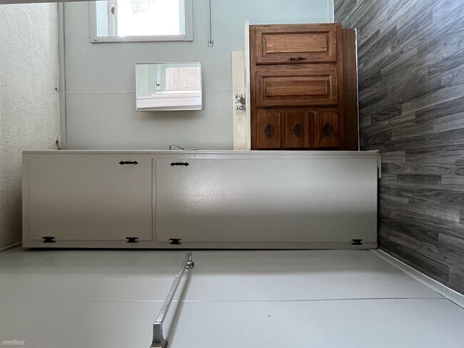 Building Photo - 1 br, 1 bath Triplex - 106 E Main St Apt A