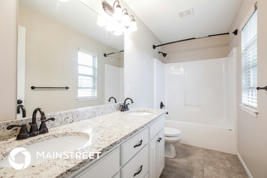 Building Photo - 1305 NW High View Dr