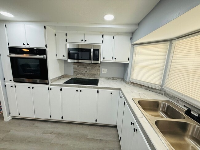 Building Photo - 2 bedroom 2 bath fully remodeled mobile home for rent in 55+ community in south Tampa