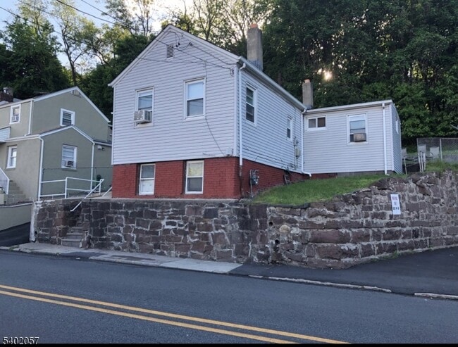 Building Photo - 122 N 8th St