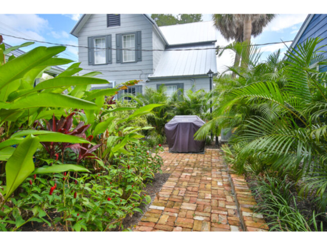 Building Photo - Completely Renovated 1/1 cottage in Downto...