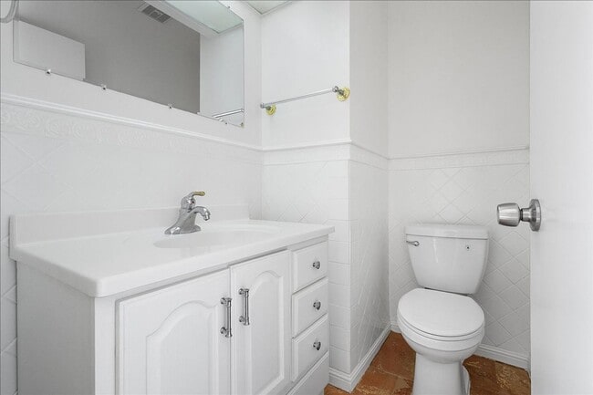 Building Photo - 3031 Flora Vista