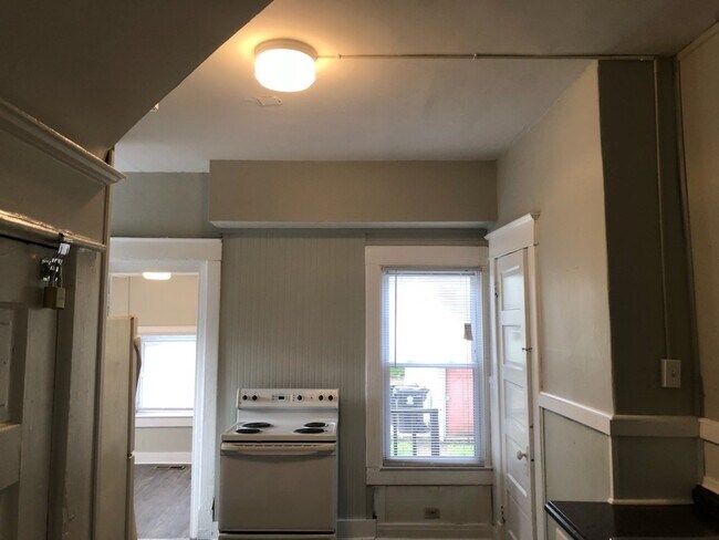 Building Photo - 2500 W Oak St