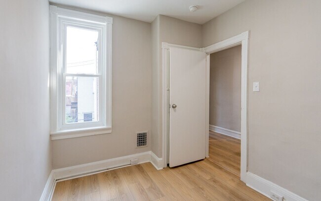 Building Photo - Newly Rehabbed beauty