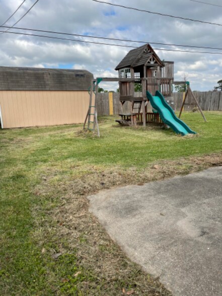Building Photo - 2228 Potomac Dr