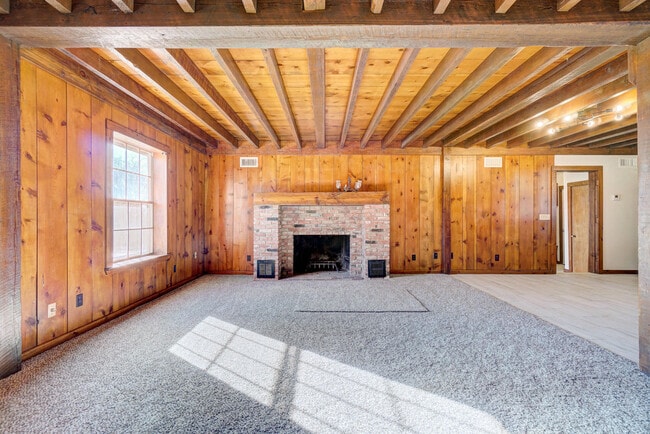 Building Photo - Beautiful 2 bed Ranch style home on 5 acres!