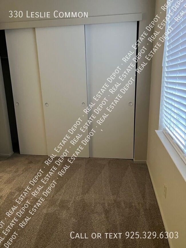 Building Photo - 330 Leslie Common