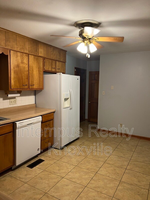 Building Photo - 5801 Ridgewood Rd