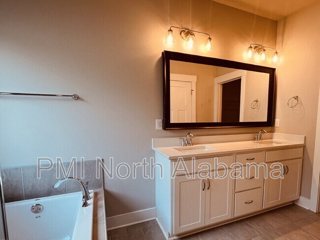 Building Photo - 14741 Greenleaf Dr