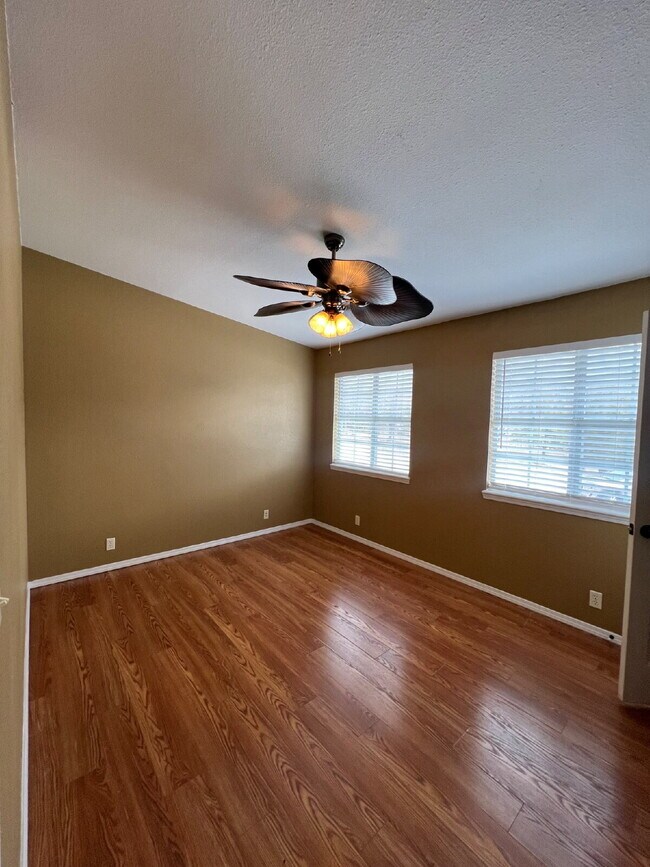 Building Photo - 2BR Prestine / Lakeview Townhouse