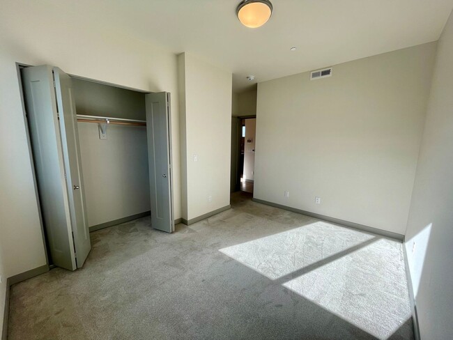 Building Photo - Fantastic 2 Bed 1 Bath - N. Portland - Arb...