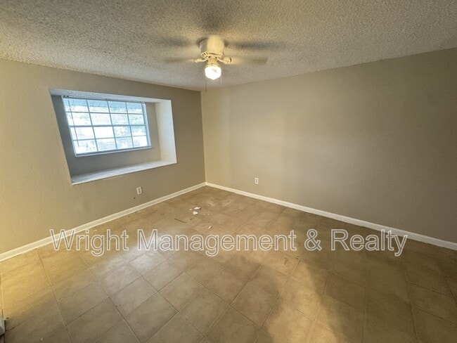 Building Photo - 8508 Pinehurst Dr