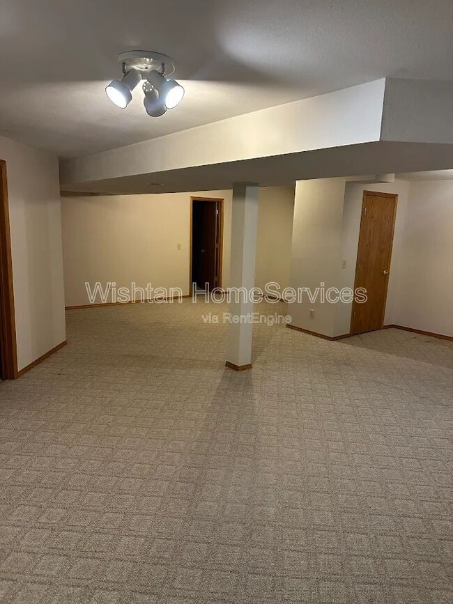 Building Photo - 948 Oakview Dr