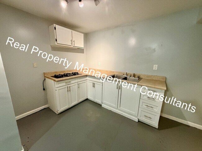 Building Photo - Move in Discount on 5-Bedroom Townhome