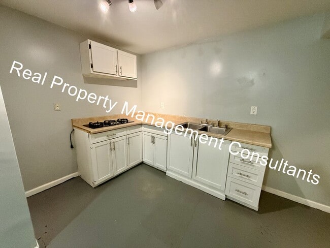 Building Photo - Spacious 5-Bedroom Townhome