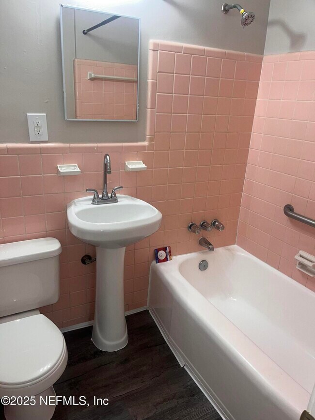Building Photo - 6060 Mizzell Dr