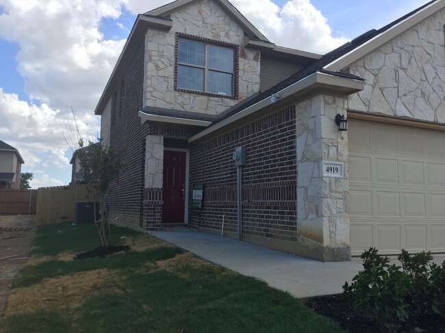 Austin Stone Front Entry !~ - 4917 Sanger Circle