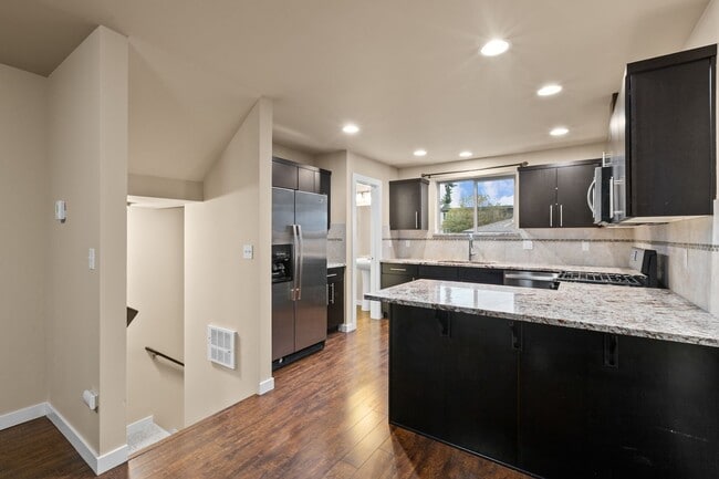 Building Photo - 2bd/2.5ba Seattle Townhome