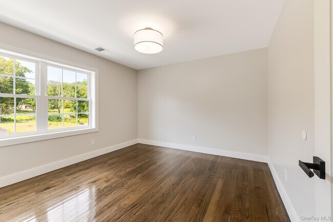 Building Photo - 2 Hallock Ct