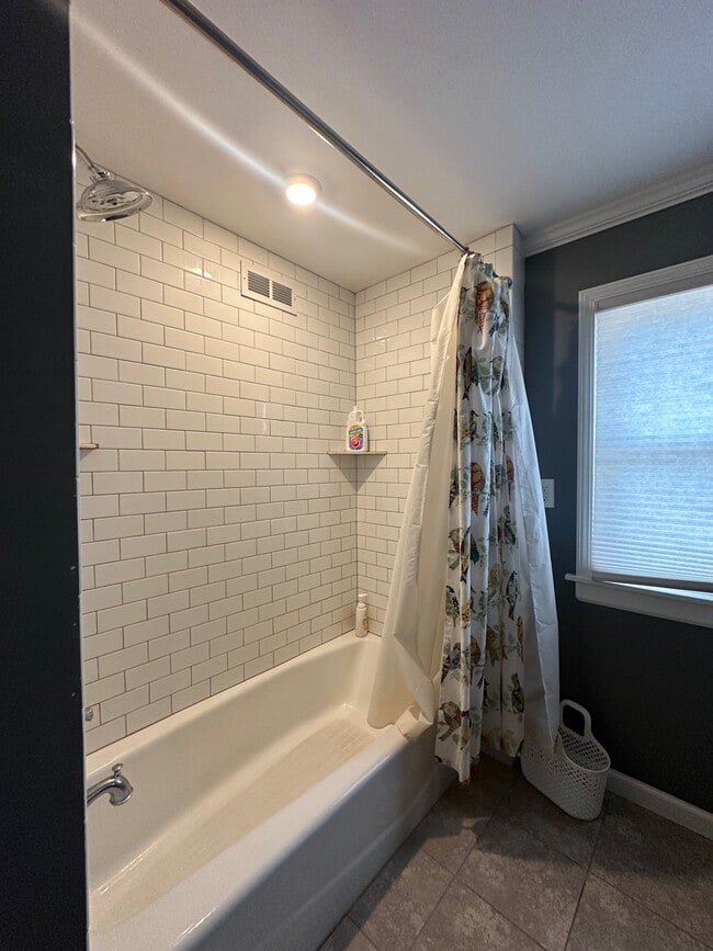 Building Photo - 932 Robinson St