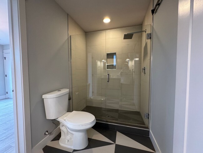Building Photo - Modern 2 Bed, 2 Bath with Rooftop Patio!