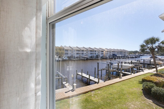 Building Photo - 2421 Beachview Dr