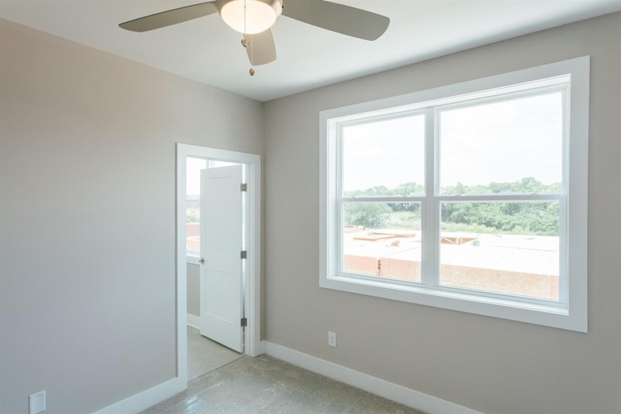 Building Photo - 504 Vernon Cir