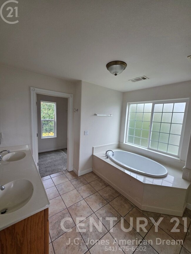 Building Photo - Newer 3 bed 2 bath