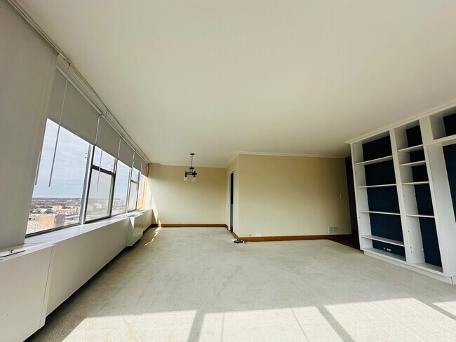 Building Photo - 5757 N Sheridan Rd