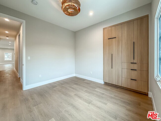 Building Photo - 150 N Arnaz Dr