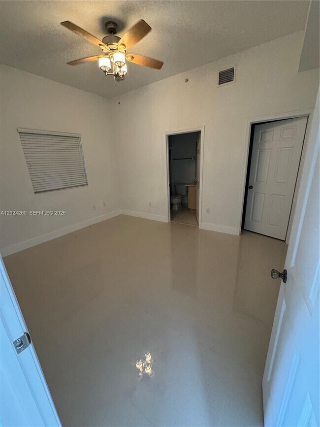 Building Photo - 2851 Riverside Dr