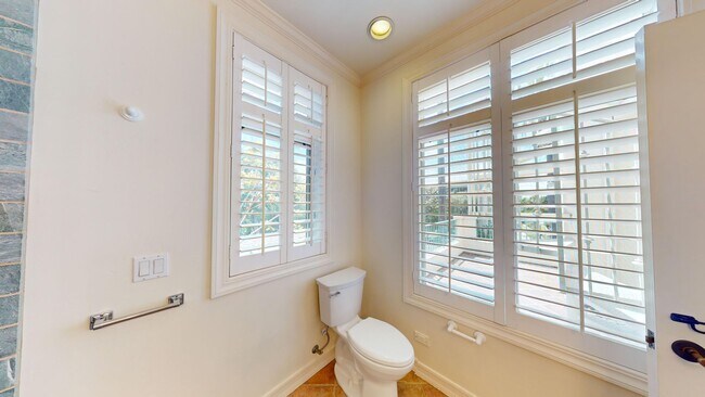 Building Photo - Spacious 4-bedroom 4.5 bath Home in a Gated Complex