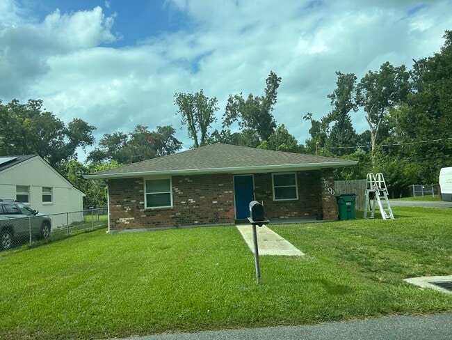 Building Photo - 2800 Dolores Dr