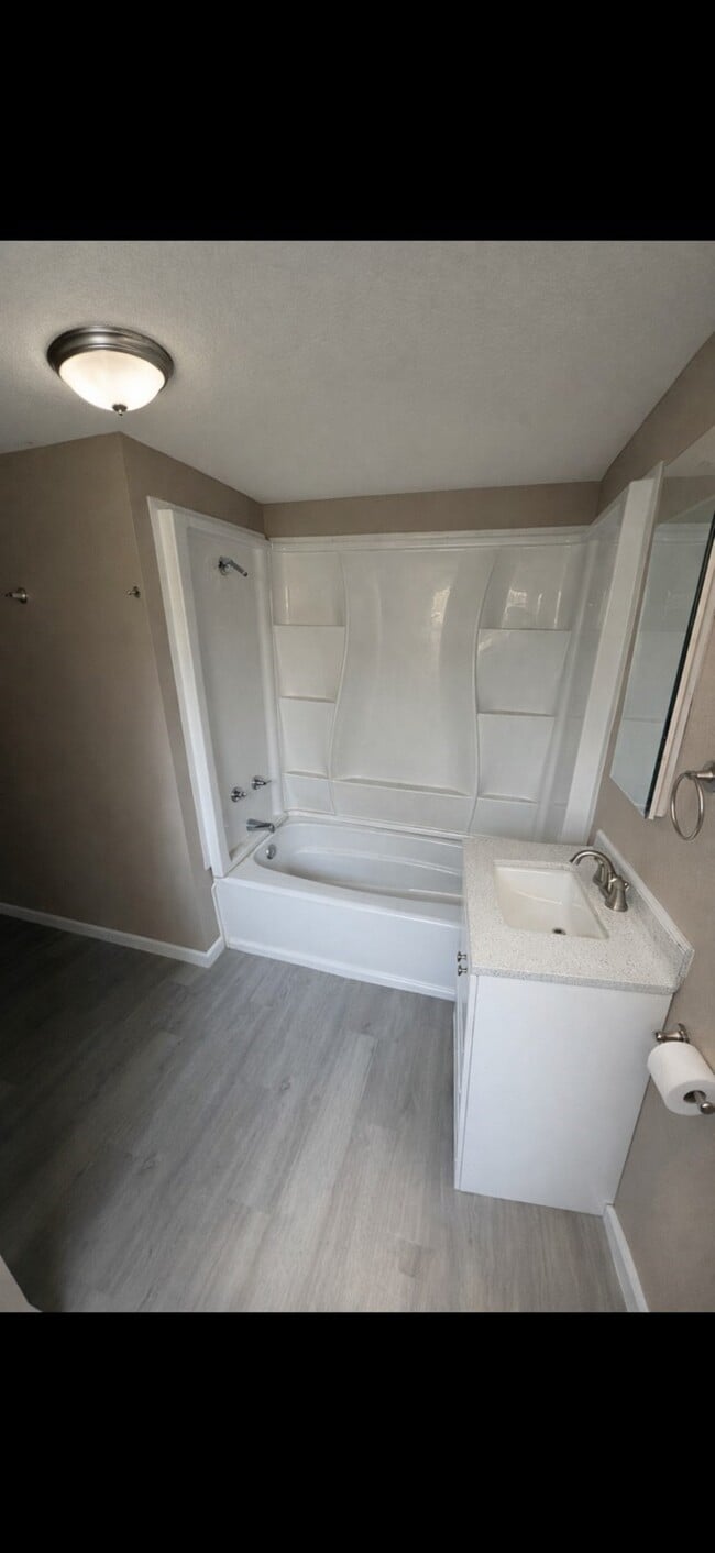 Building Photo - 14 Lakeview Dr