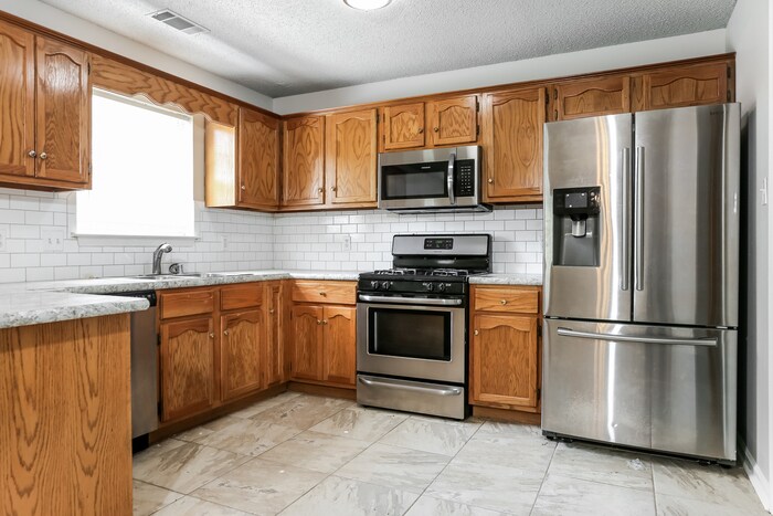 Building Photo - 2424 Cedar Ridge Dr