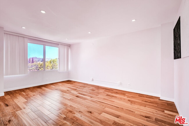 Building Photo - 865 Comstock Ave