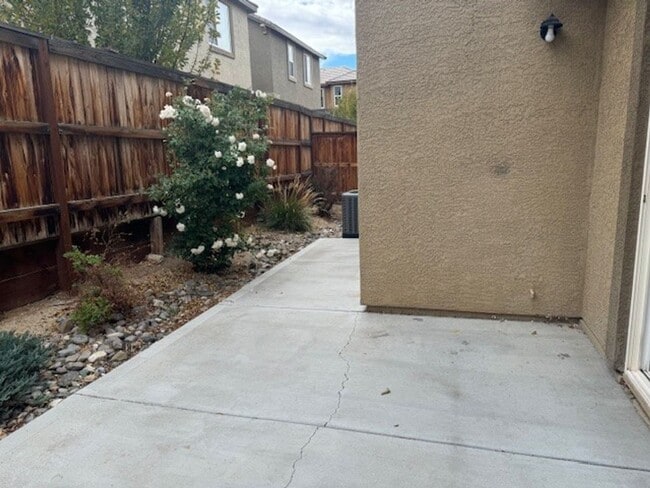 Building Photo - East Sparks Three Bedroom Home
