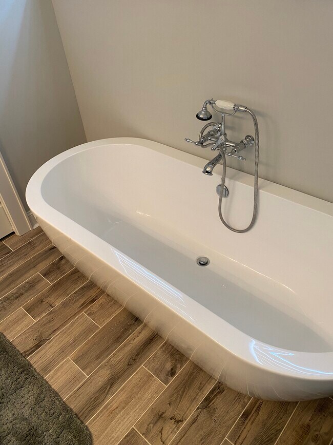 Building Photo - 2556 Vail Ave