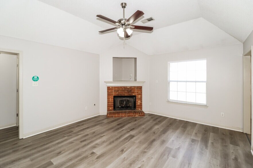 Building Photo - 1128 Red Fern Cir E
