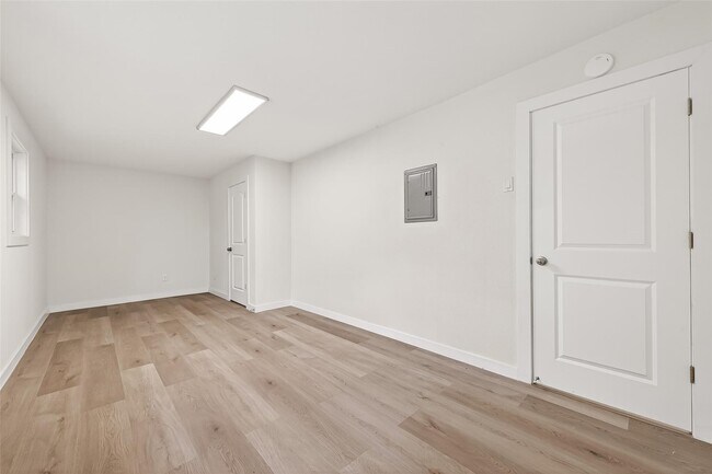 Building Photo - 815 Brooks Ave