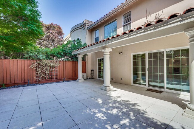 Building Photo - Beautiful and spacious 3 bedroom 2.5 bath ...
