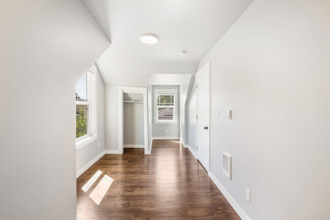 Building Photo - 415 S 11th St