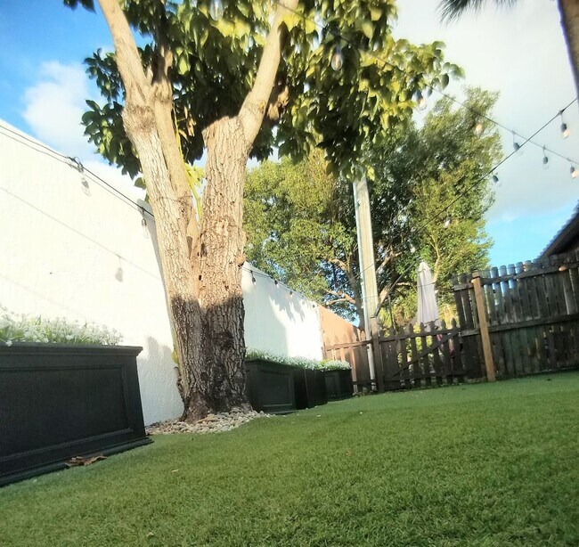 Building Photo - Beautiful 2/2 Towhhouse Feel Condo  x Rent...