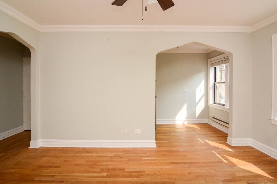 Building Photo - 4743 N Hermitage Ave